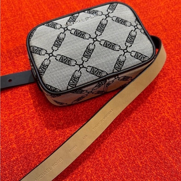 ❤️❤️❤️NEW Michael Kors Mini Belt Bag ❤️❤️❤️ - Picture 6 of 15
